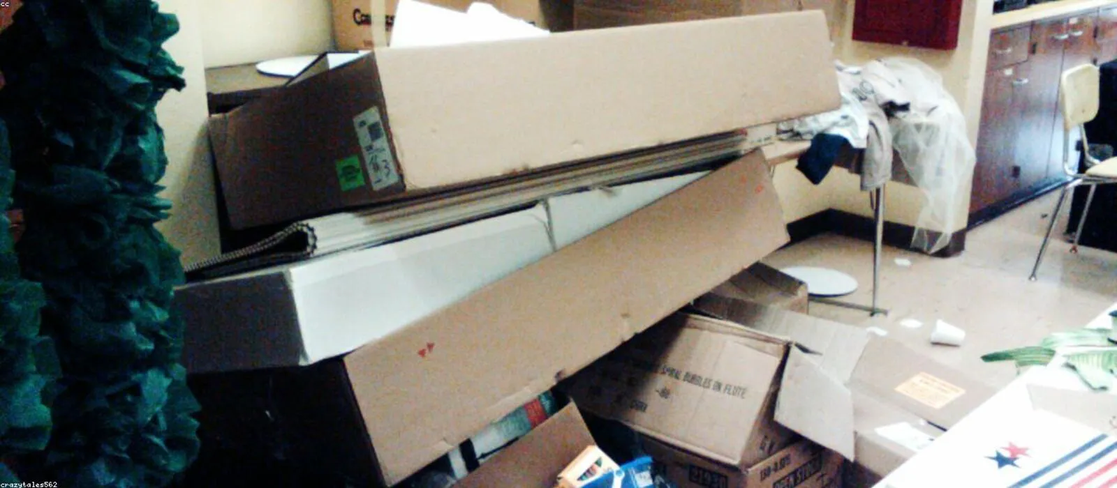 片付け前の実家に残された荷物・段ボール